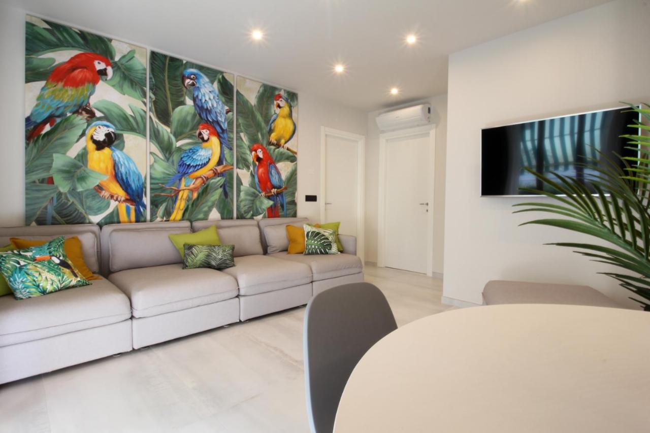 Apartment Parrots & Palms *