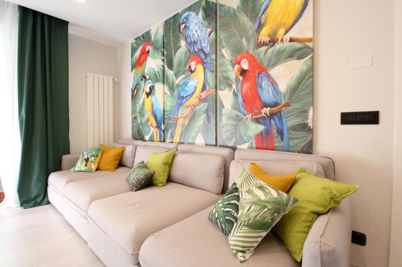 Apartment Parrots & Palms